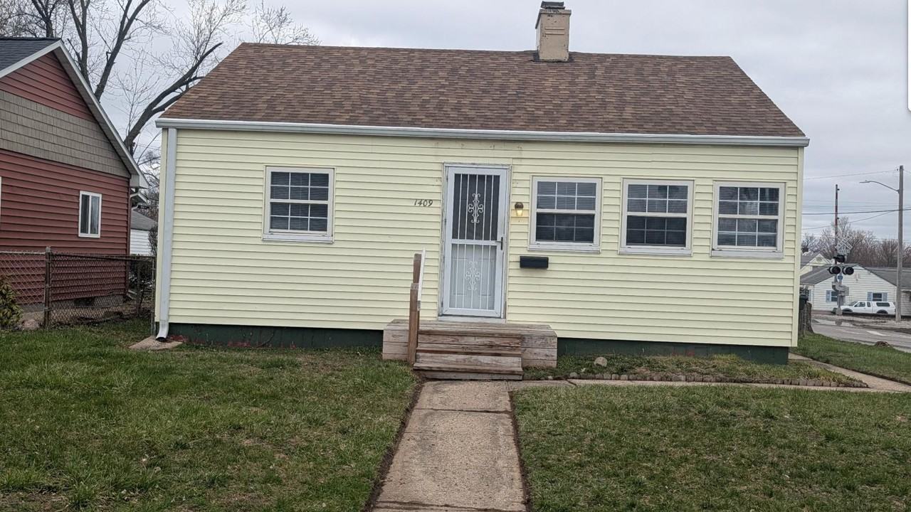 1409 E Dubail Ave - Photo 2 of 10