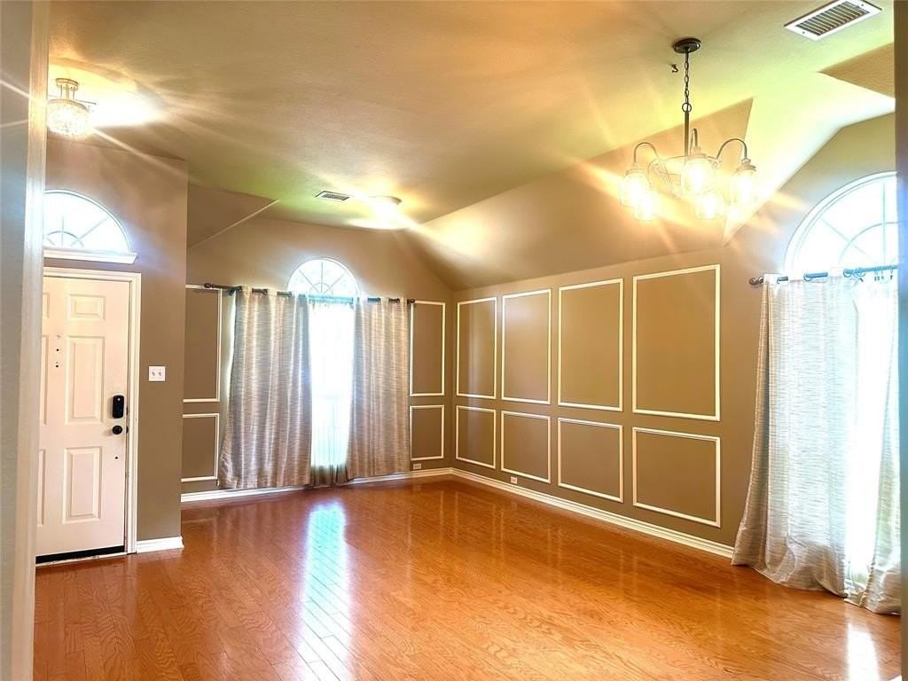 1410 Oxford Dr - Photo 2 of 20