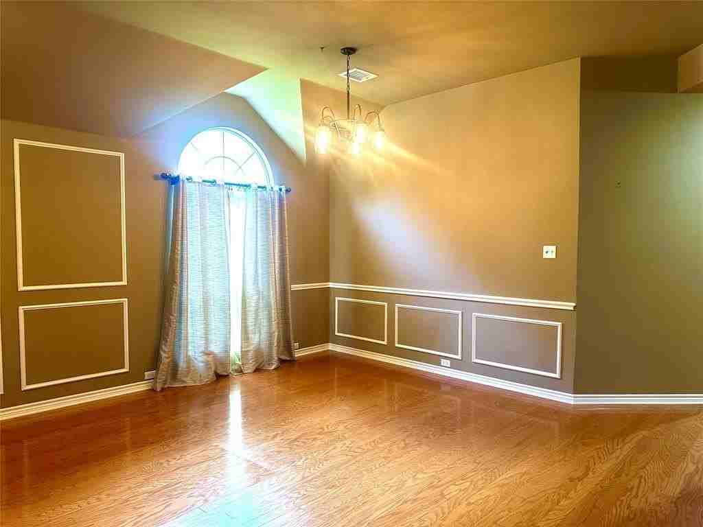 1410 Oxford Dr - Photo 3 of 20