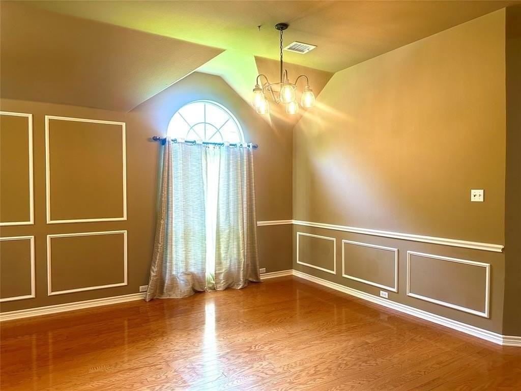 1410 Oxford Dr - Photo 4 of 20