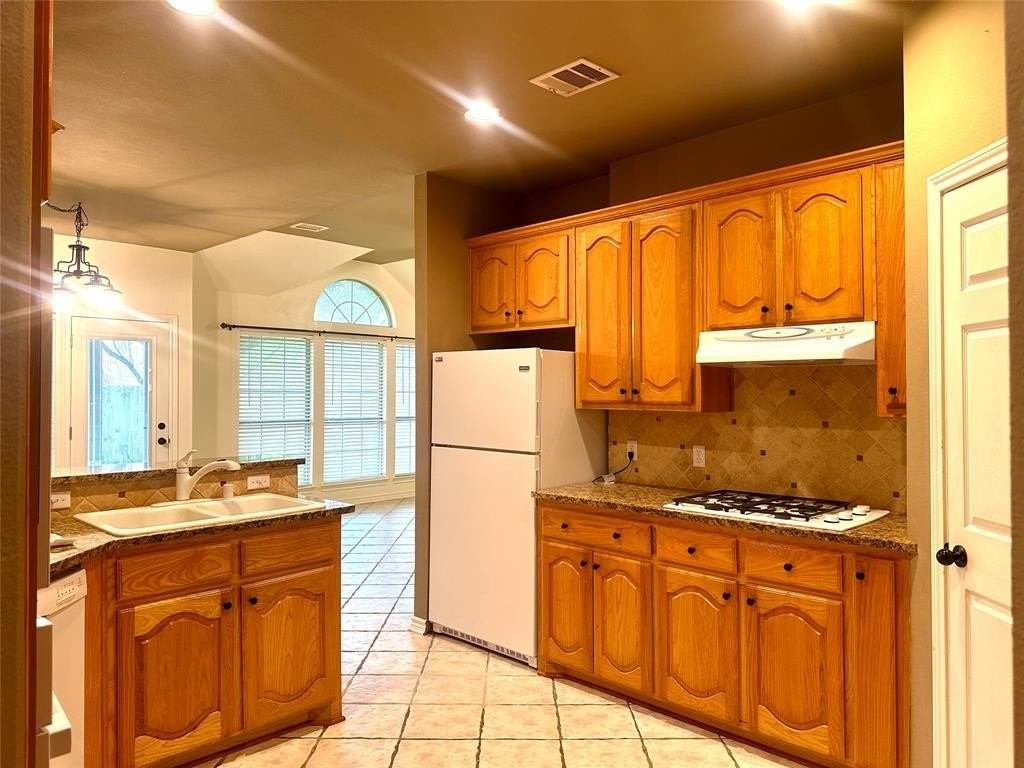 1410 Oxford Dr - Photo 5 of 20