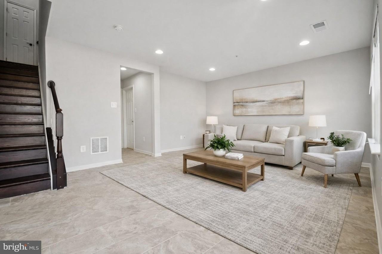 1118 Bayberry Ln - Photo 2 of 31