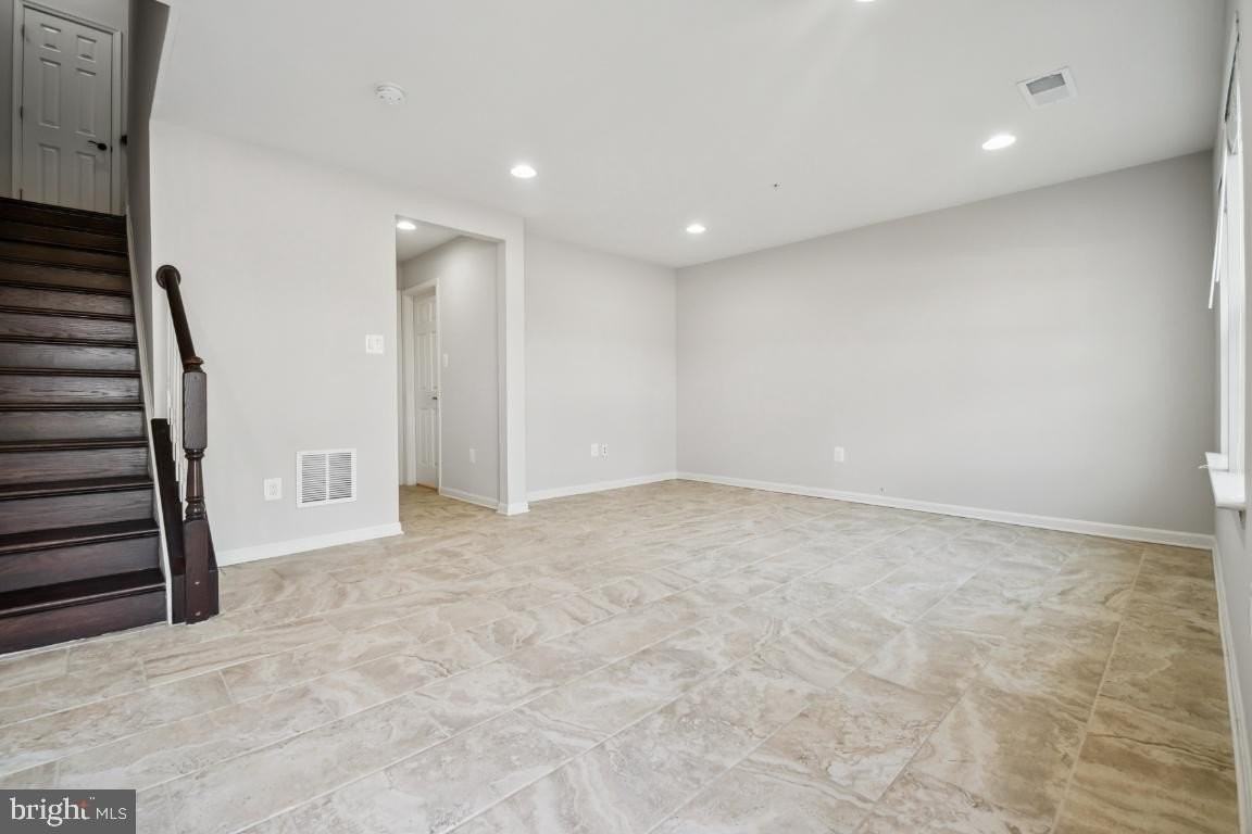 1118 Bayberry Ln - Photo 3 of 31