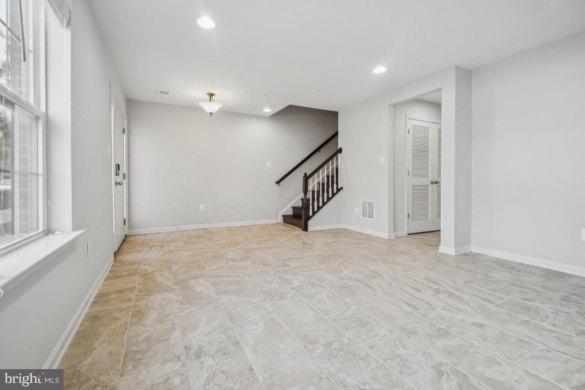 1118 Bayberry Ln - Photo 4 of 31