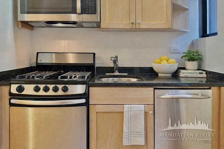 E 68th St #3M - Photo 3 of 4