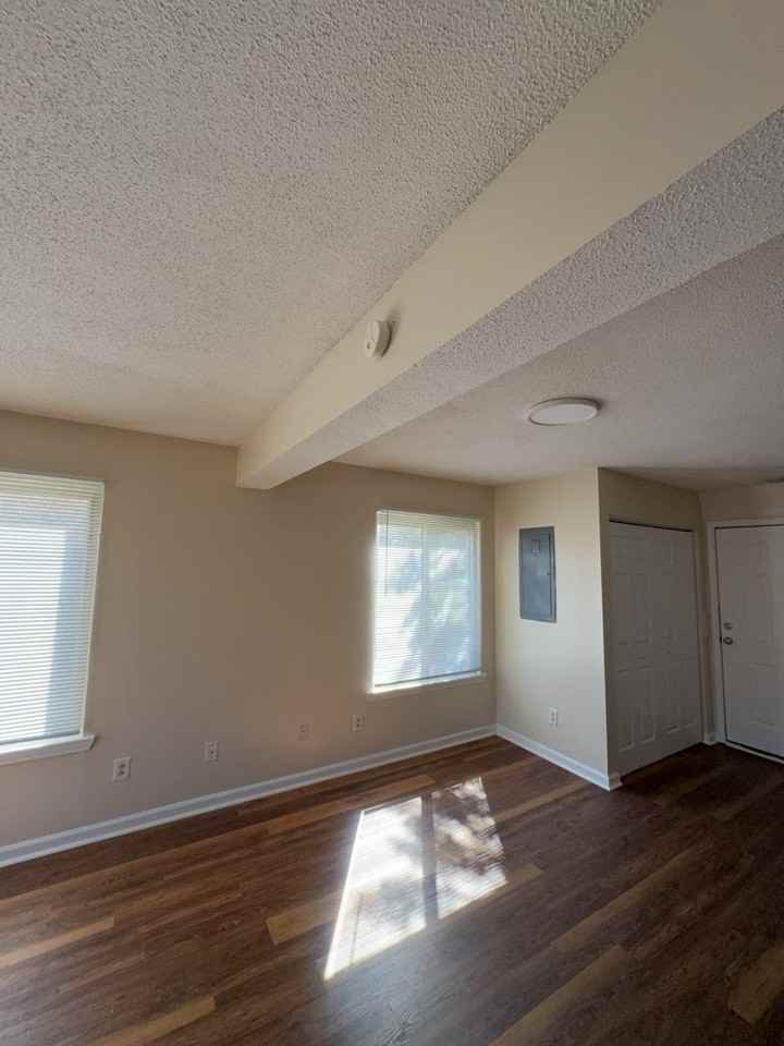 82 Eastgate Cir Apt A - Photo 4 of 10