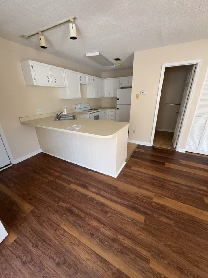 82 Eastgate Cir Apt A - Photo 6 of 10