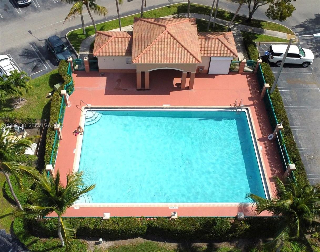 2920 Se 13th Ave #103 - Photo 3 of 12