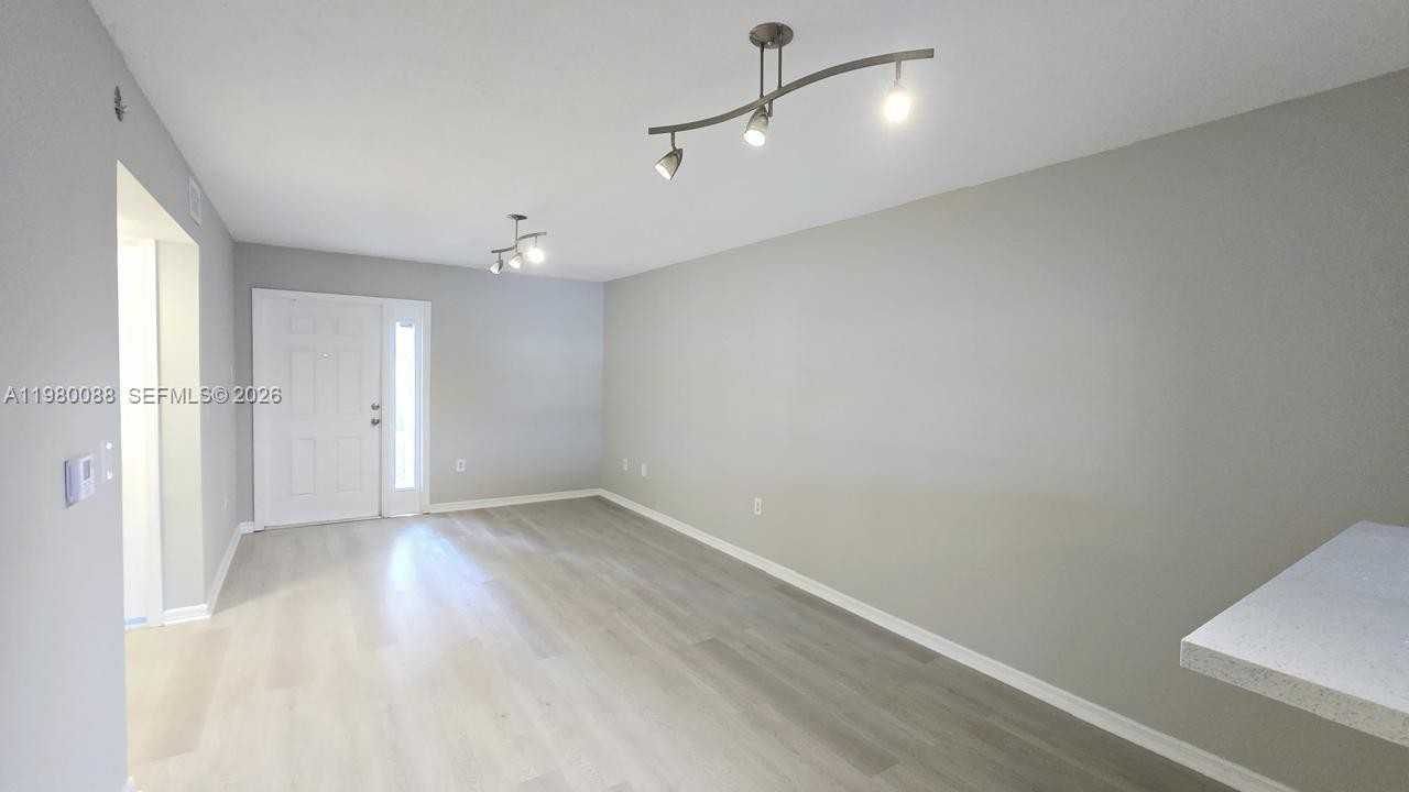 2920 Se 13th Ave #103 - Photo 4 of 12