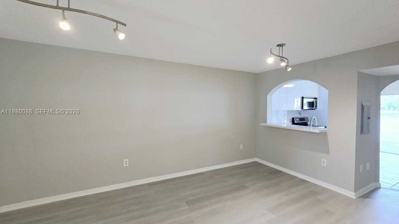 2920 Se 13th Ave #103 - Photo 6 of 12