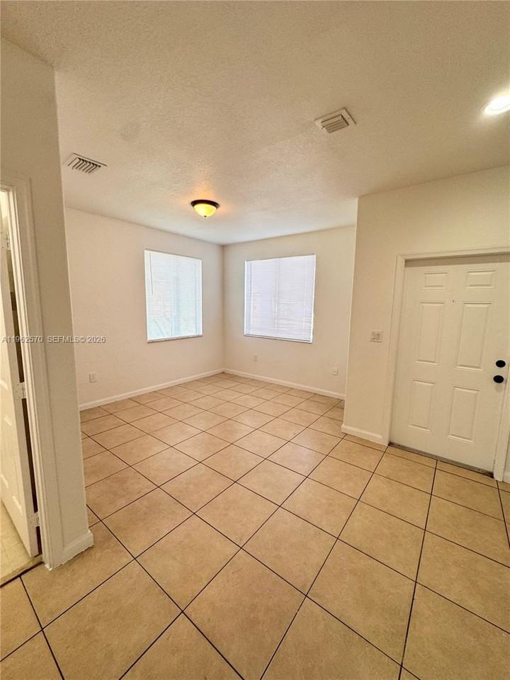 2732 Se 15th Pl - Photo 3 of 16