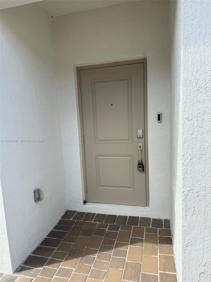 2832 Se 23rd Ave - Photo 3 of 10