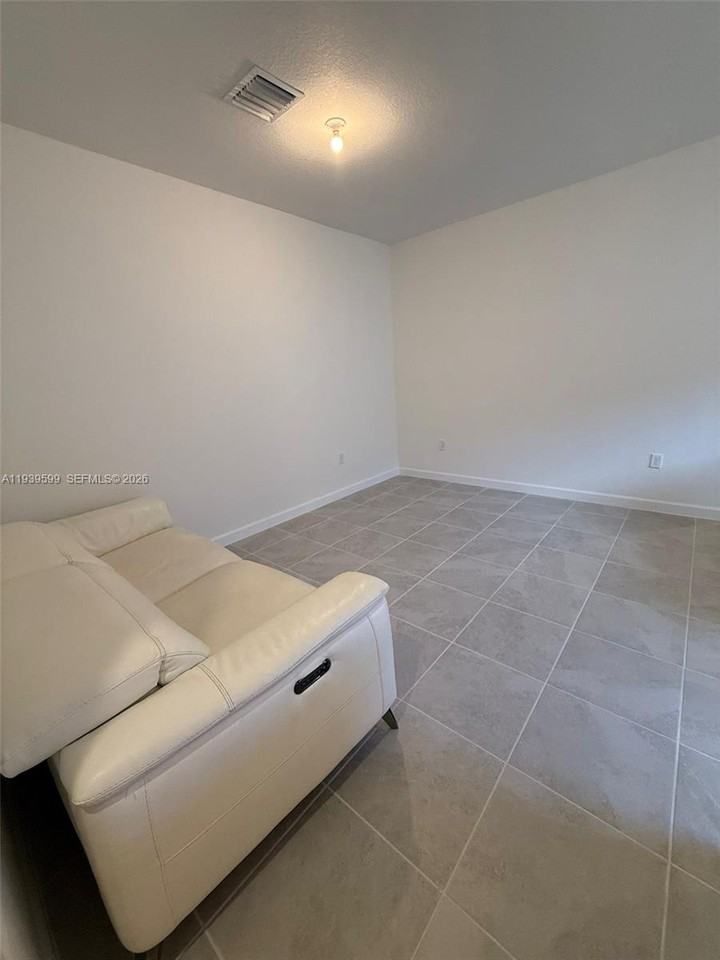 2832 Se 23rd Ave - Photo 4 of 10