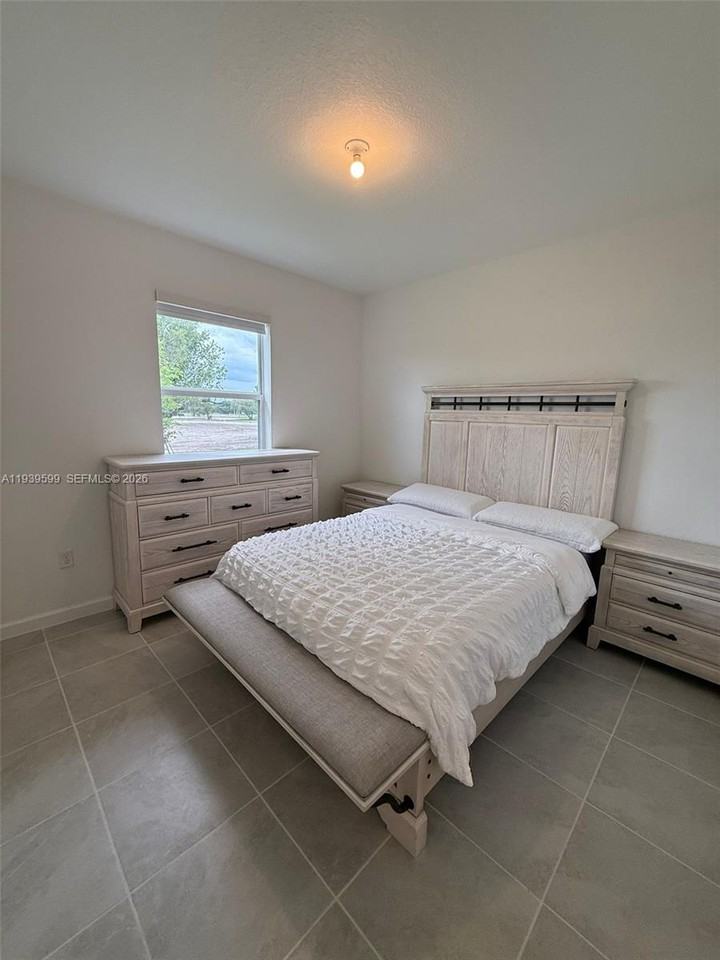 2832 Se 23rd Ave - Photo 5 of 10