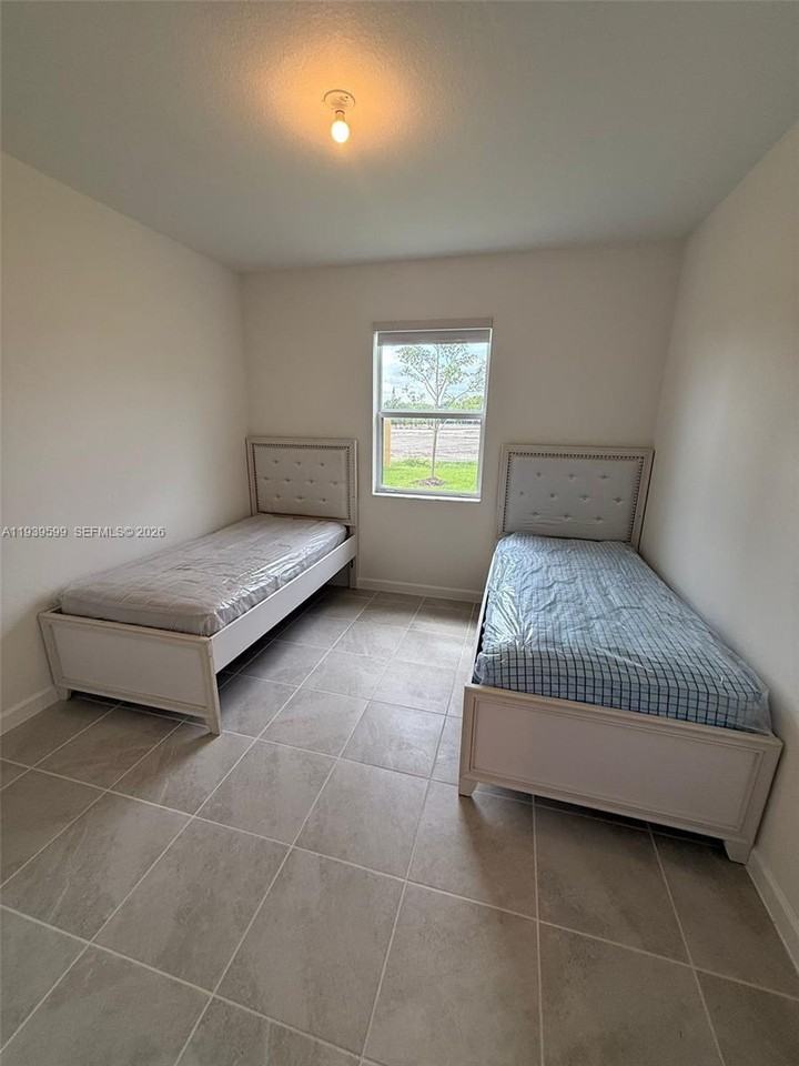 2832 Se 23rd Ave - Photo 6 of 10