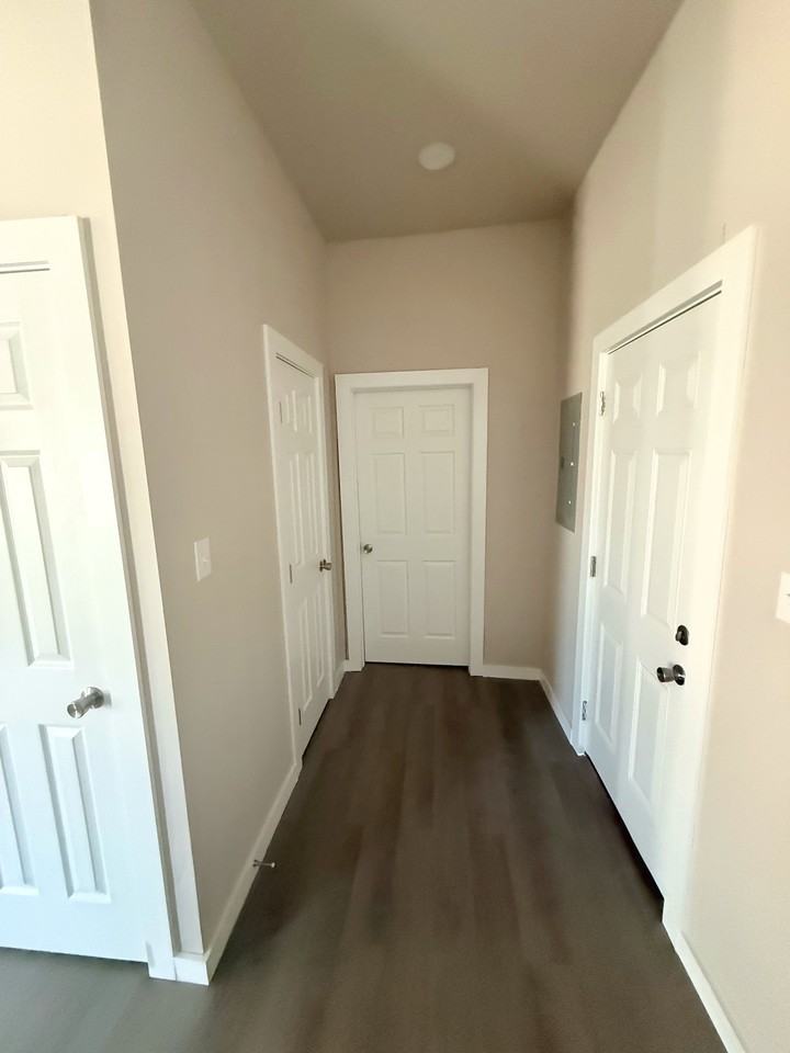 1139 E Moman Ave - Photo 3 of 11