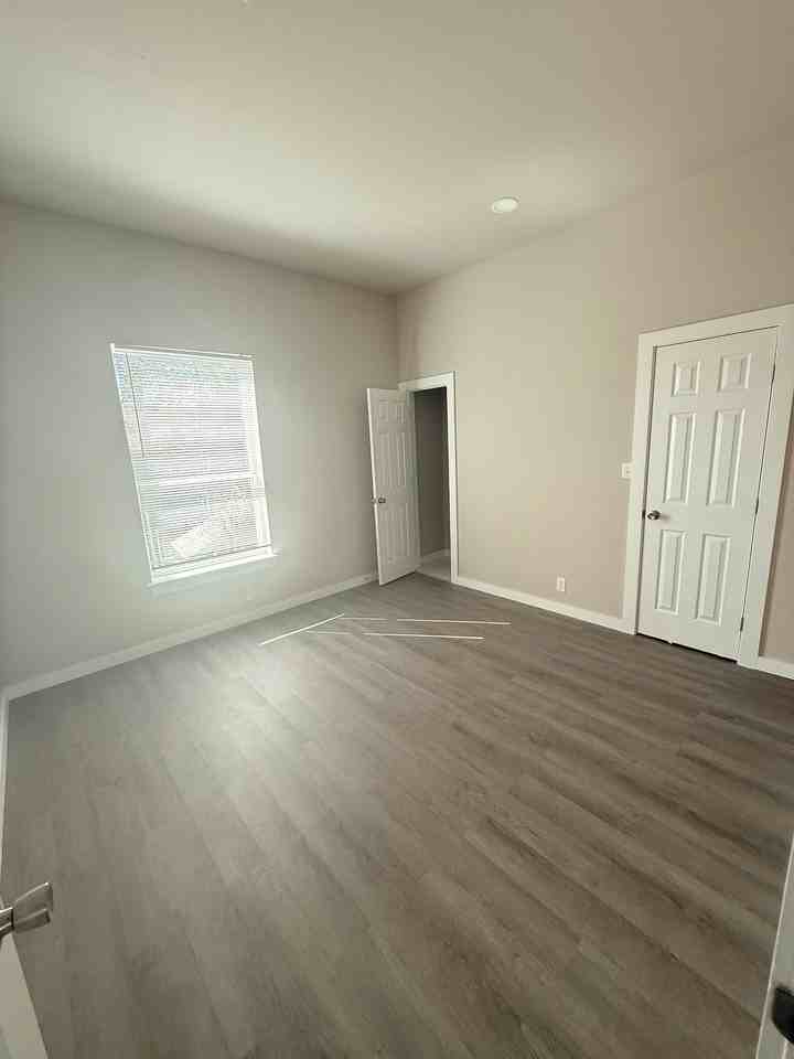 1139 E Moman Ave - Photo 4 of 11