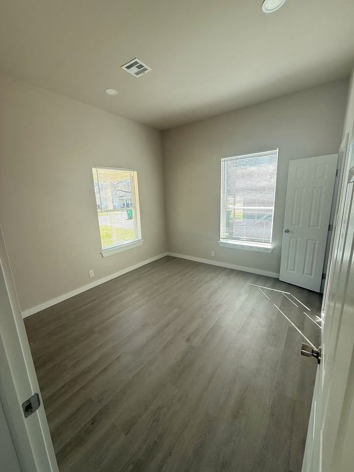 1139 E Moman Ave - Photo 5 of 11