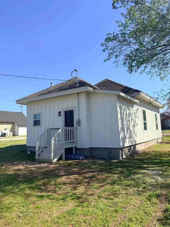 1139 E Moman Ave - Photo 7 of 11