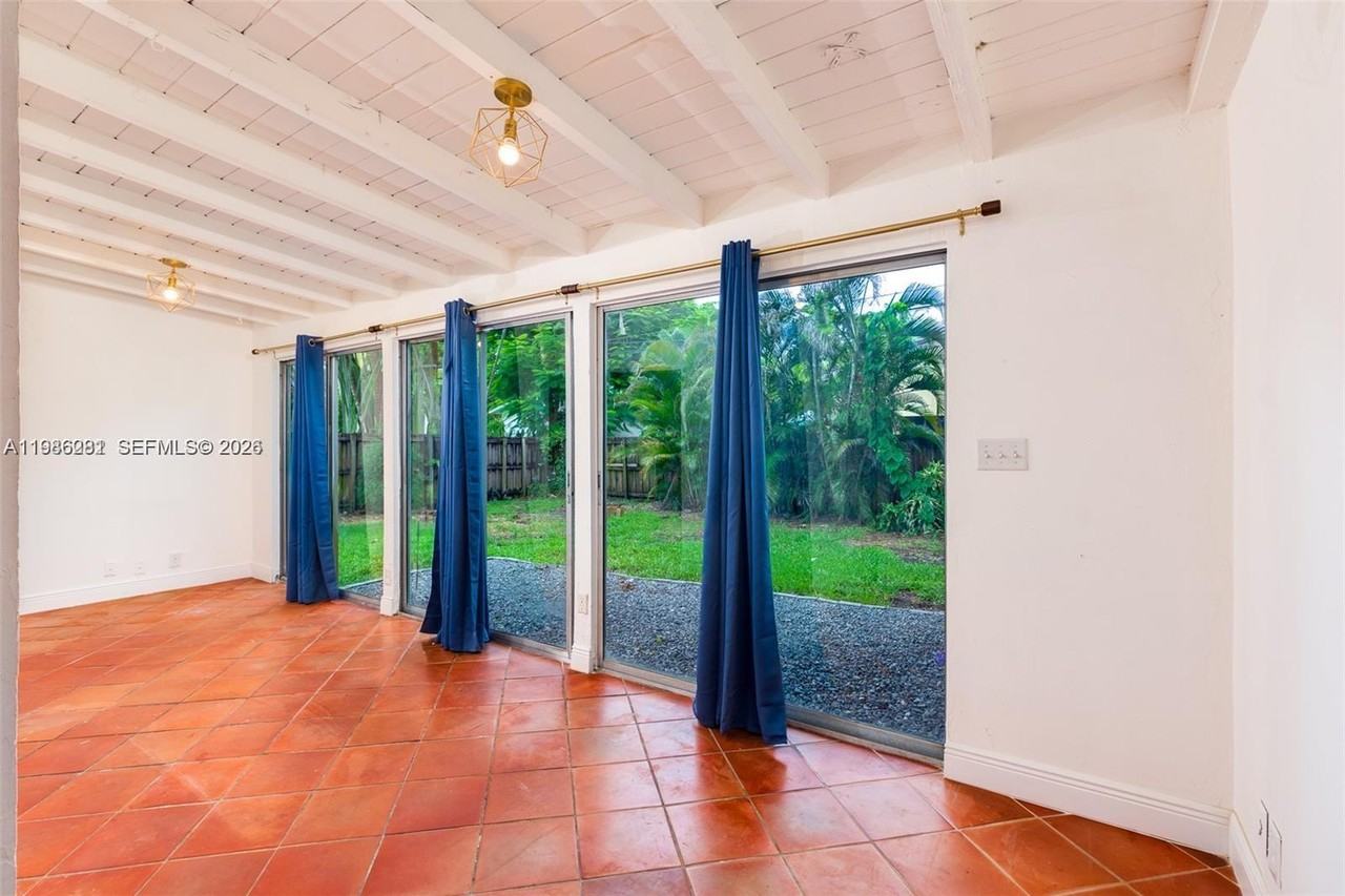 1716 Southwest 12th Court - Photo 6 of 20