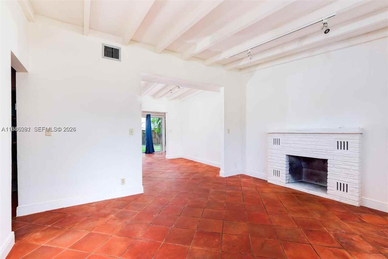 1716 Southwest 12th Court - Photo 7 of 20