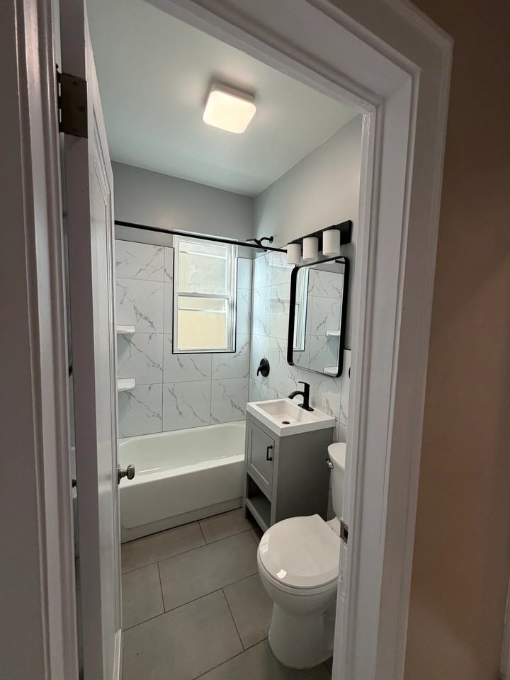 4643 S Albany Ave - Photo 4 of 8