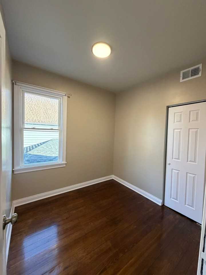 4643 S Albany Ave - Photo 5 of 8