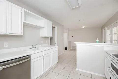 10020 Lone Eagle Dr - Photo 7 of 16