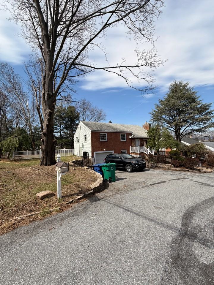 202 Fleetwood Dr - Photo 2 of 20