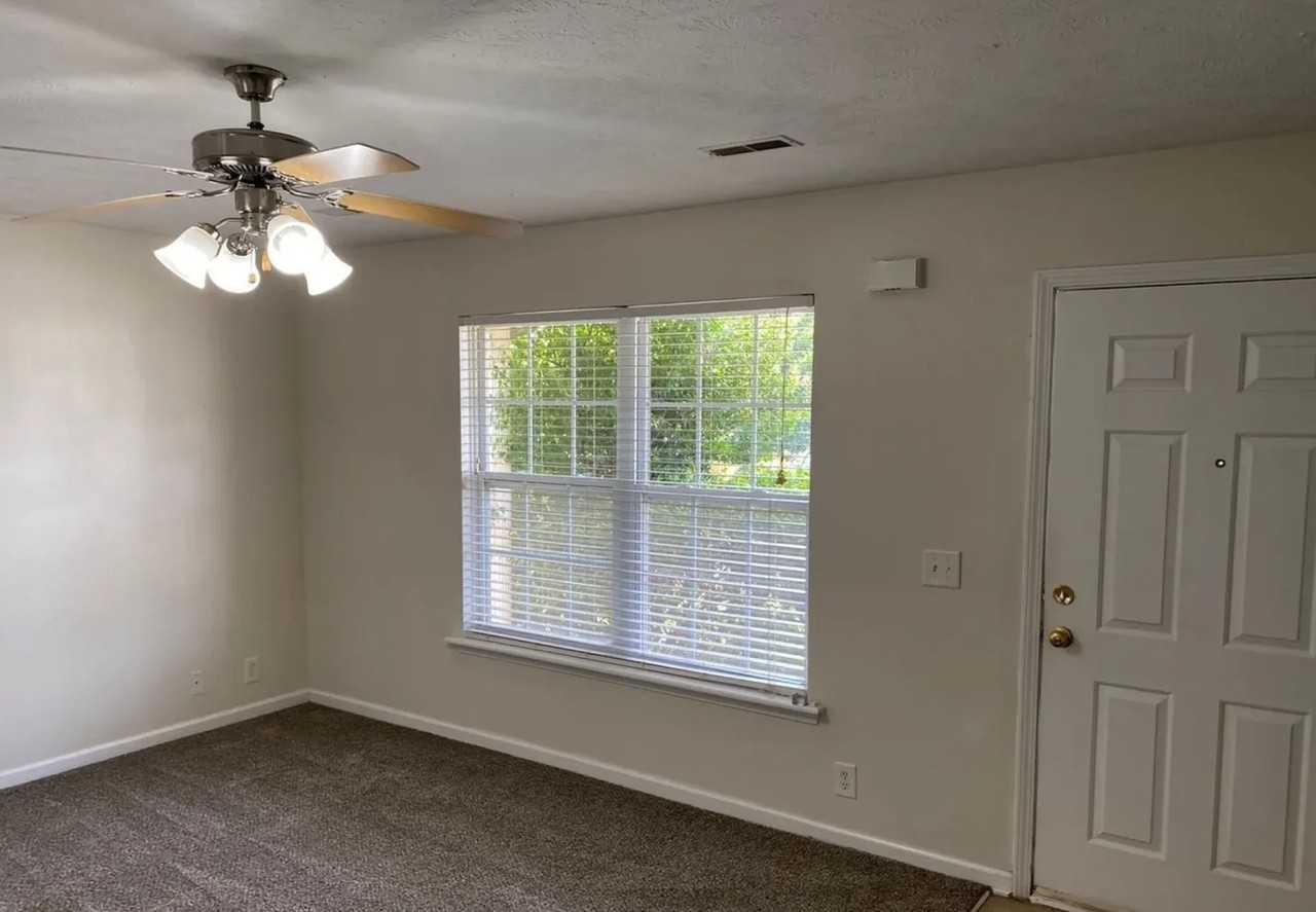 1240 Shannon Ln - Photo 3 of 19