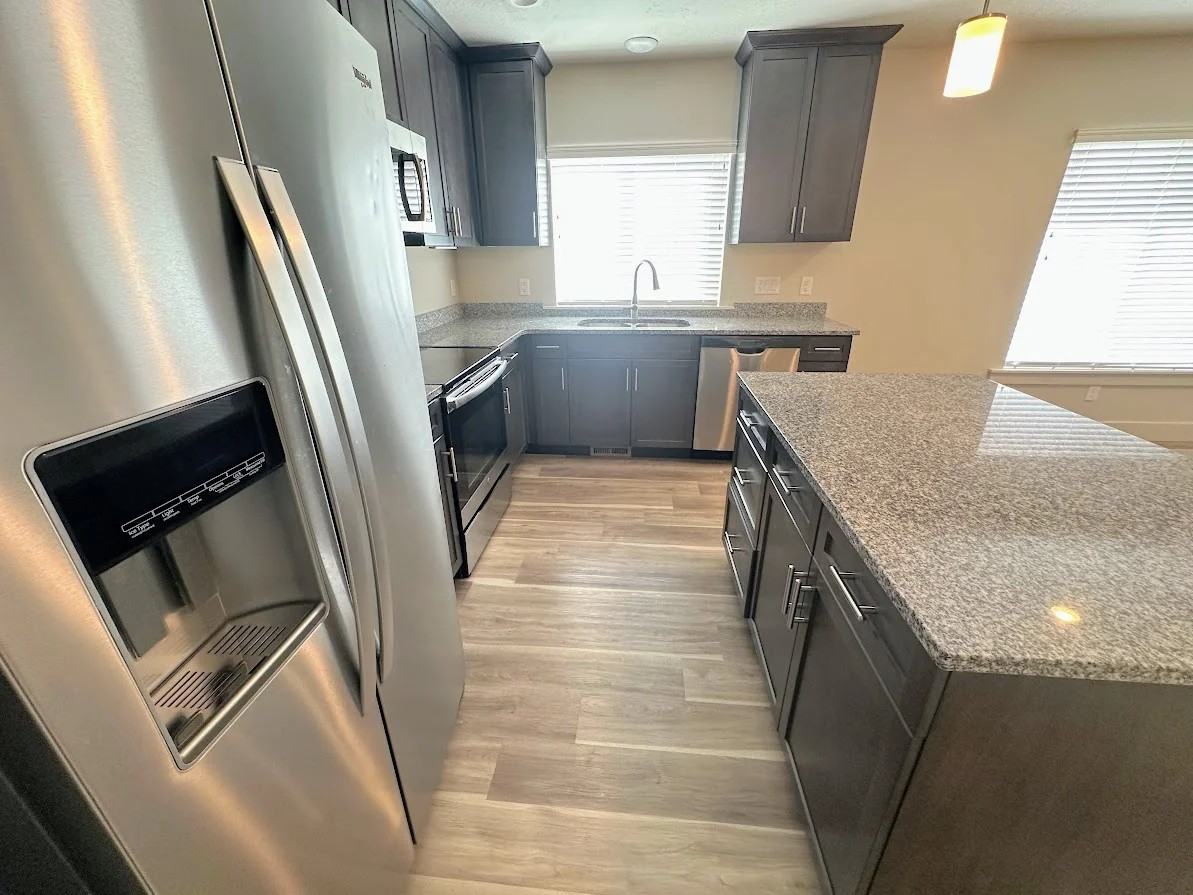 1055 E St - Photo 5 of 41