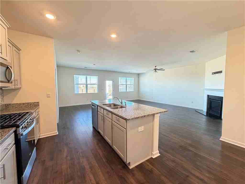 350 Graham Campbell Ln - Photo 3 of 18