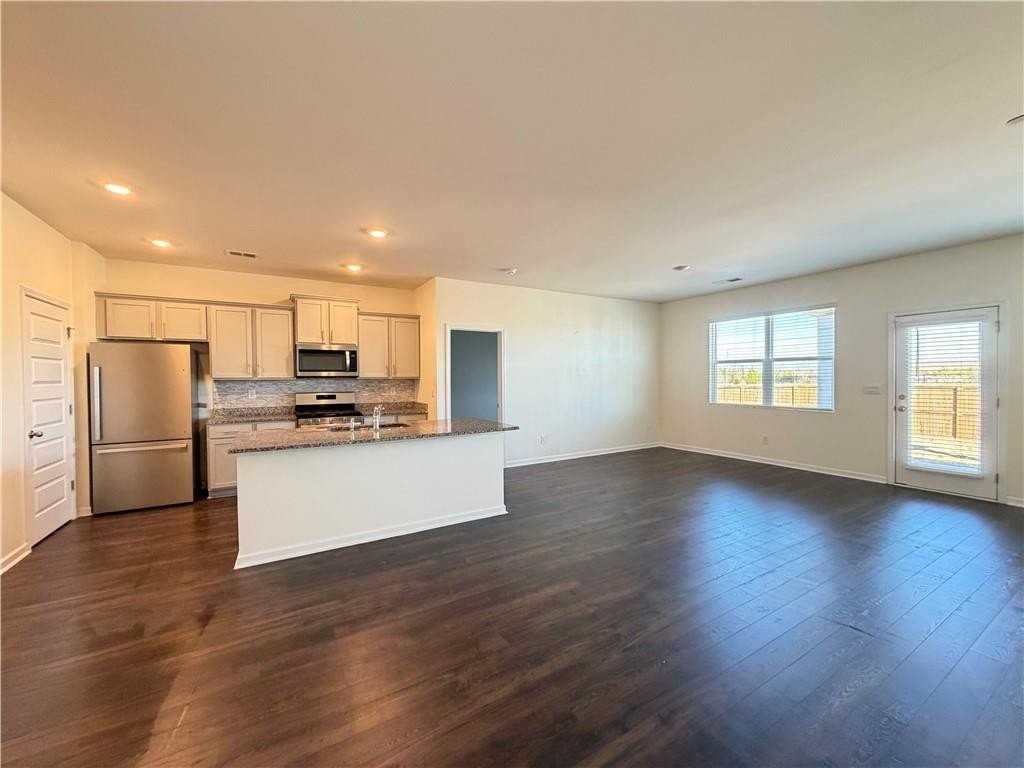 350 Graham Campbell Ln - Photo 4 of 18