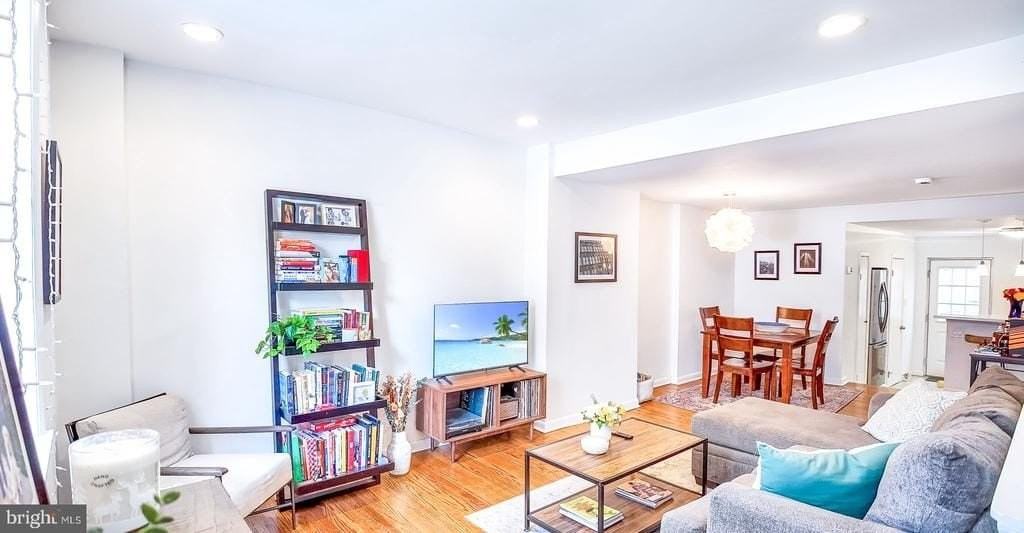 434 Catharine St - Photo 3 of 37