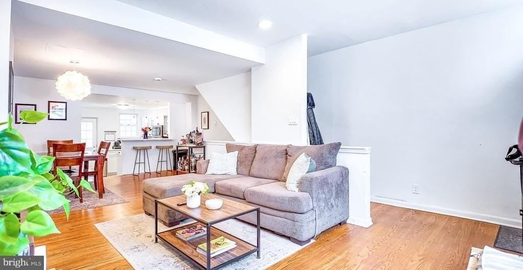 434 Catharine St - Photo 4 of 37