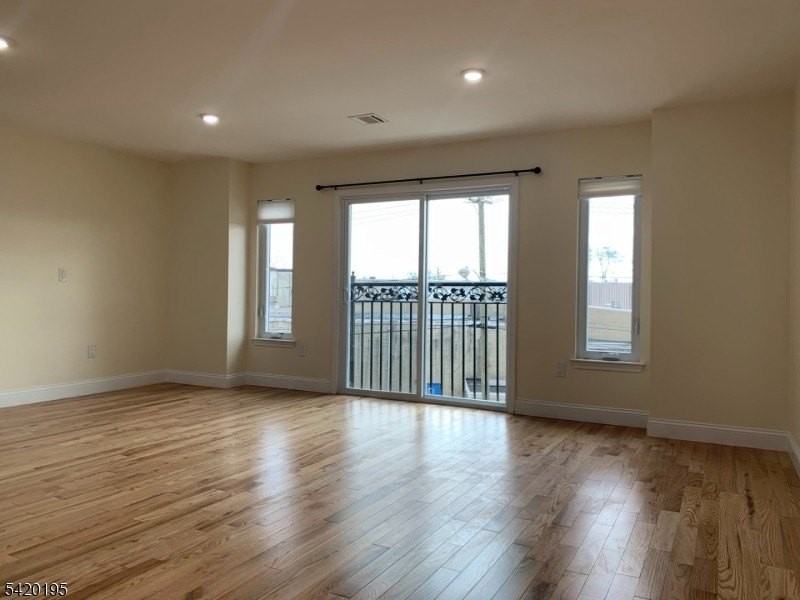 257 Dukes St - Photo 5 of 16