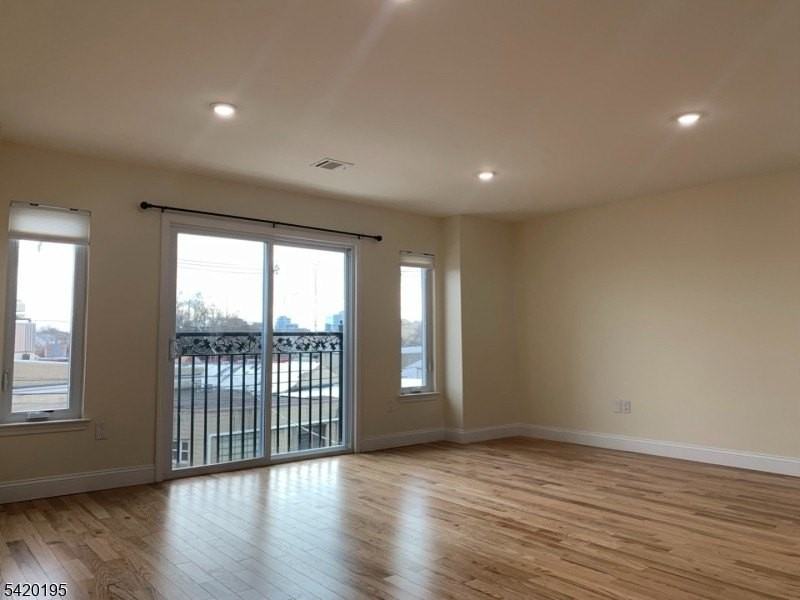 257 Dukes St - Photo 6 of 16