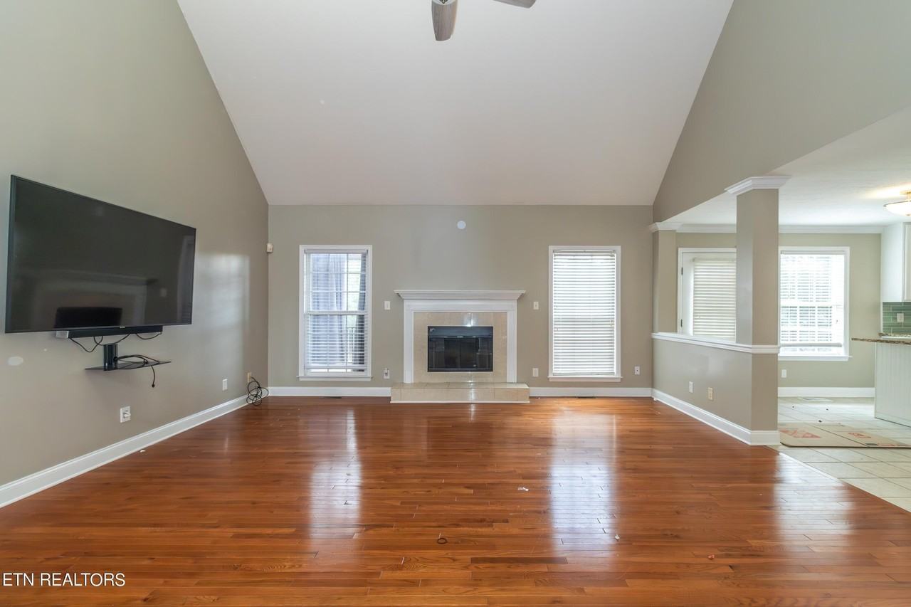 1100 Winterberry Ln - Photo 5 of 48