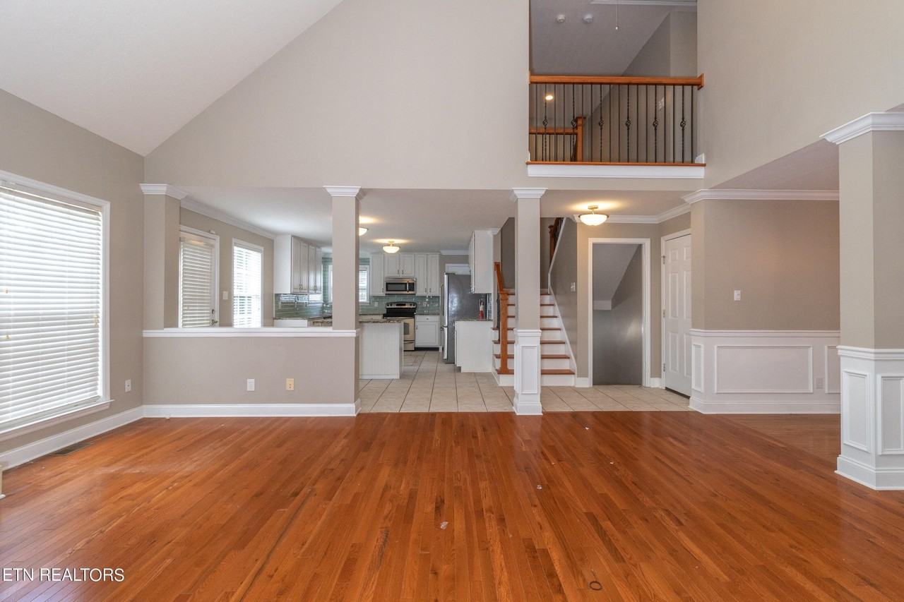 1100 Winterberry Ln - Photo 7 of 48