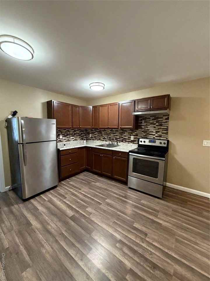 79 Brook St - Photo 2 of 11