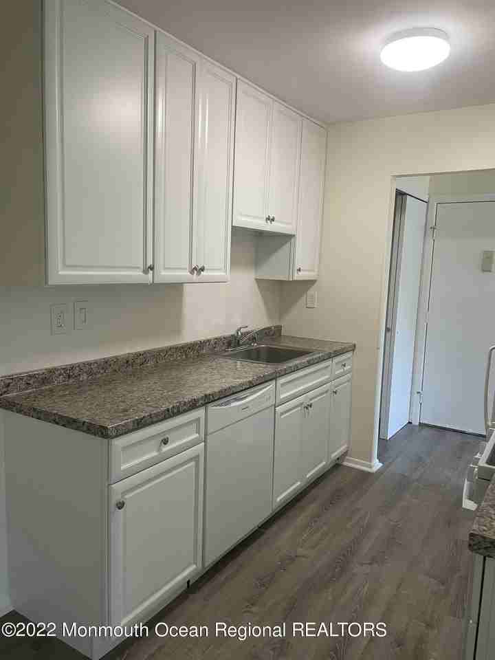 82 Amberly Dr #F - Photo 3 of 10