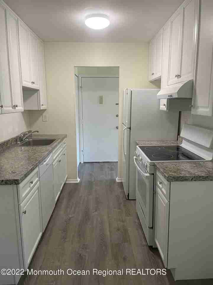 82 Amberly Dr #F - Photo 5 of 10