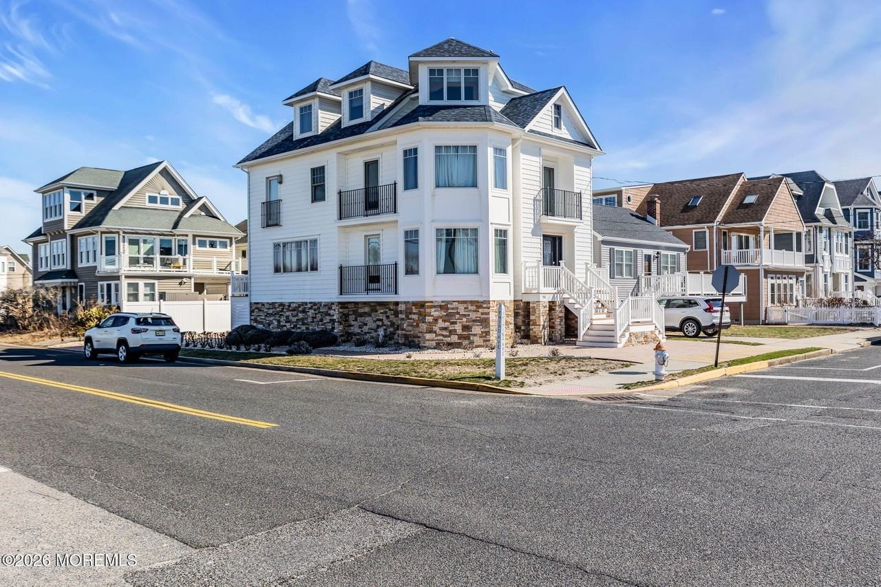 550 Whiting Ave - Photo 2 of 50