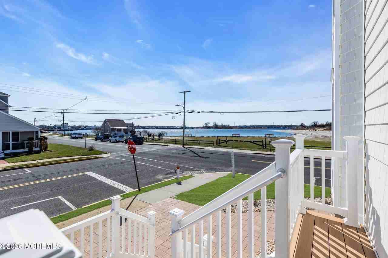 550 Whiting Ave - Photo 5 of 50