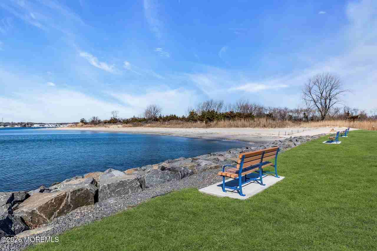 550 Whiting Ave - Photo 6 of 50