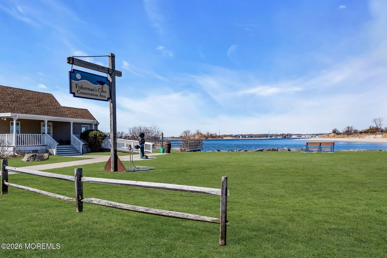 550 Whiting Ave - Photo 7 of 50