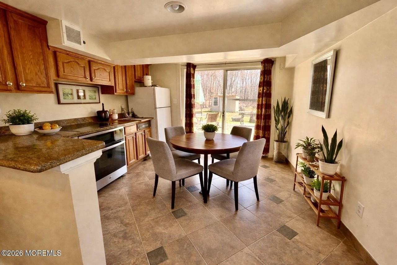 32 Whitney Dr - Photo 3 of 13