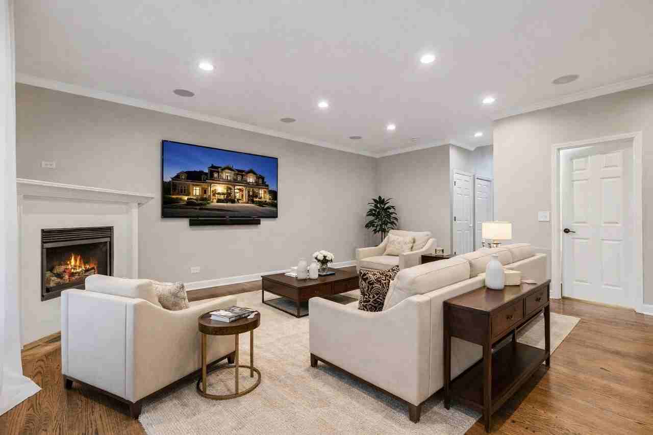 1432 E Katie Ln - Photo 2 of 43