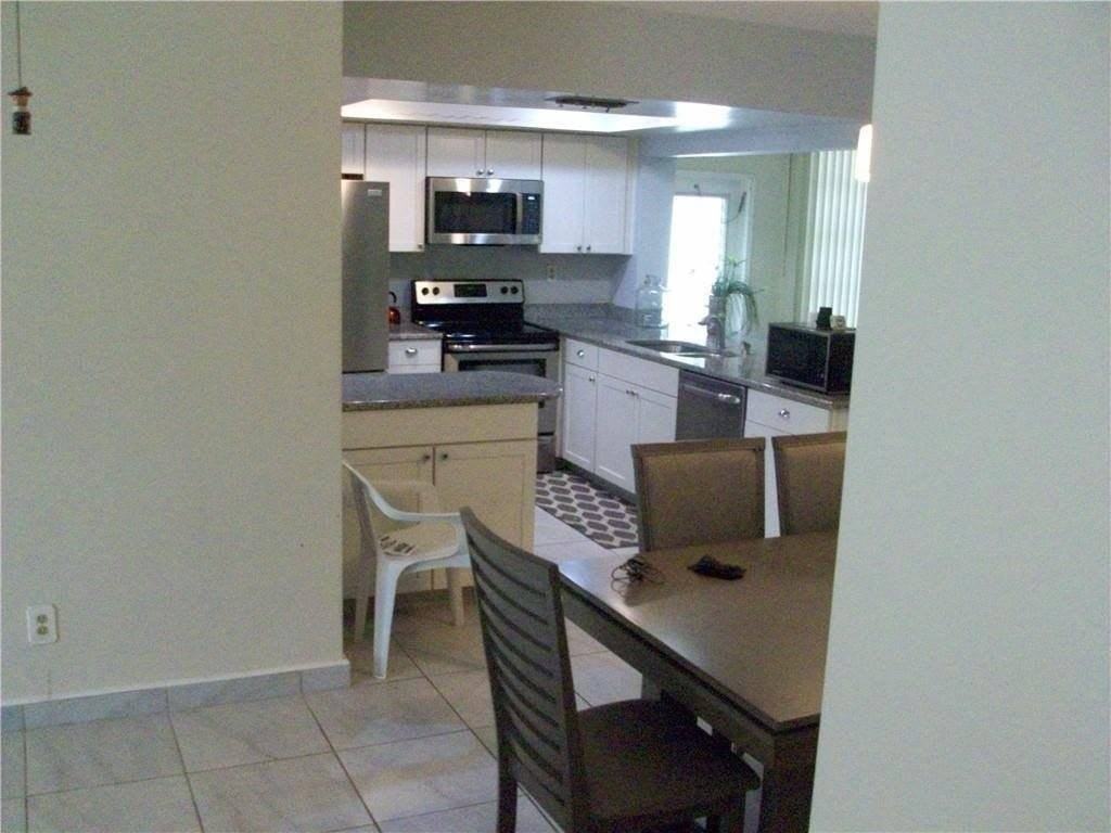 5039 Nw 42nd St - Photo 5 of 36