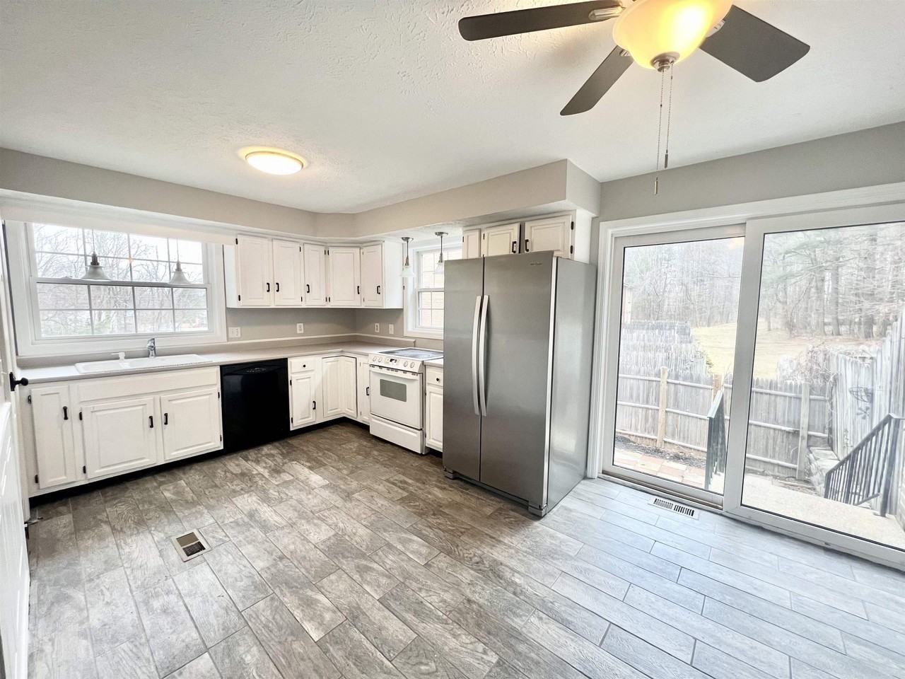 83 Derryfield Ct - Photo 6 of 25